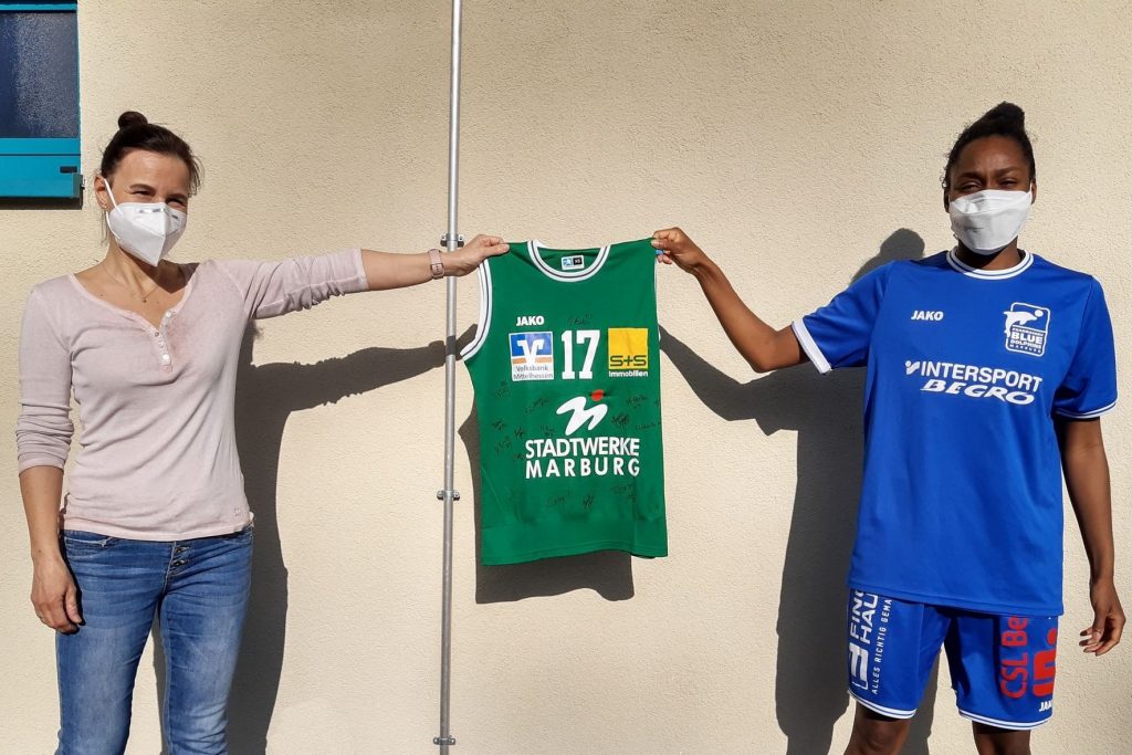 Jubilarin gratuliert Gewinnerin