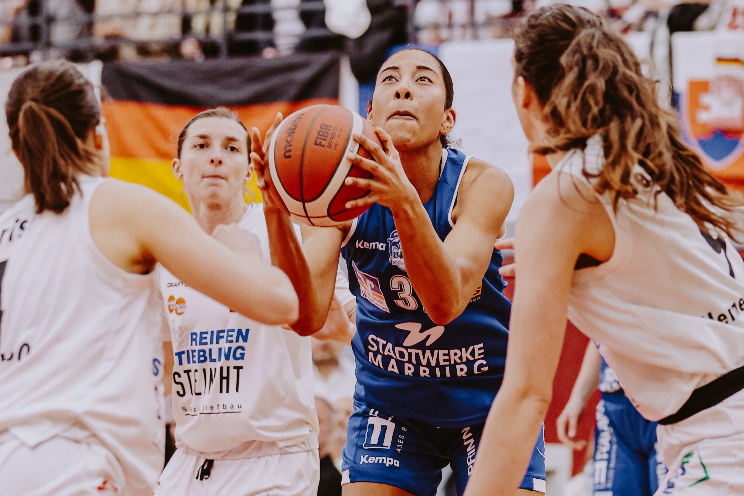 Marburgs Lia Kentzler (am Ball) erzielte in Herne gegen den HTC um Claire Parisi (von links), Aldona Morawiec und Rowena Jongeling 17 Punkte. Foto: Laurin Petrak