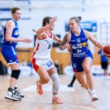 Testspiel am 14.09.2025: Lea Debeljak (am Ball, hier gegen Nördlingens Danguole Pupkeviciute) war Marburgs Topscorerin. Links: Allyson Fertig. Foto: Stefan Tschersich