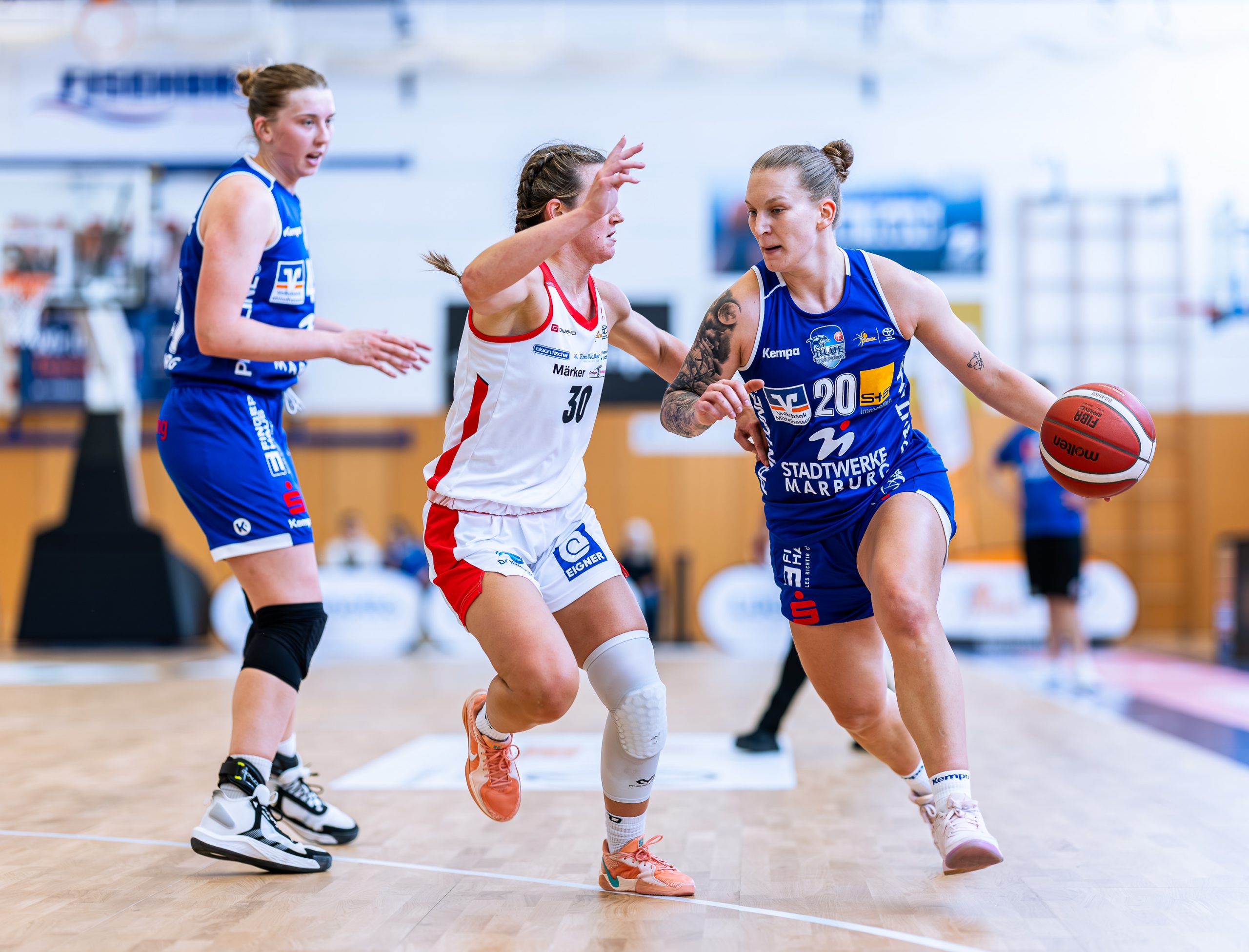 Testspiel am 14.09.2025: Lea Debeljak (am Ball, hier gegen Nördlingens Danguole Pupkeviciute) war Marburgs Topscorerin. Links: Allyson Fertig. Foto: Stefan Tschersich