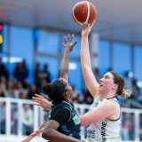 Topscorerinnen unter sich: Marburgs Allyson Fertig (rechts) gegen Saarlouis' Jordyn Jenkins. Foto: Stefan Tschersich
