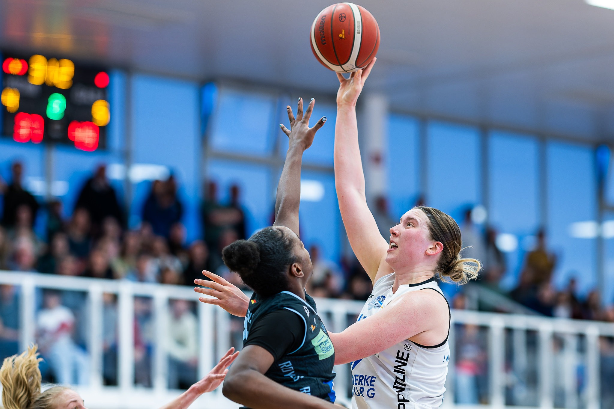 Topscorerinnen unter sich: Marburgs Allyson Fertig (rechts) gegen Saarlouis' Jordyn Jenkins. Foto: Stefan Tschersich