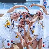 So sieht echte Freude über eine Silbermedaille aus: Die Deutschen Vizemeisterinnen für die Blue Dolphins Greta Kampschroeder (von links), Marianna Byvatov, Lena Graf (hinten), Lucy Michel und Caitie Jones. Foto: Stefan Tschersich