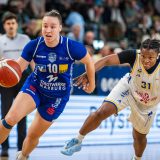 Marburgs Lucy Michel (am Ball) zieht an Berlins Ocean Monpierre vorbei. Foto Tilo Wiedensohler/Camera 4