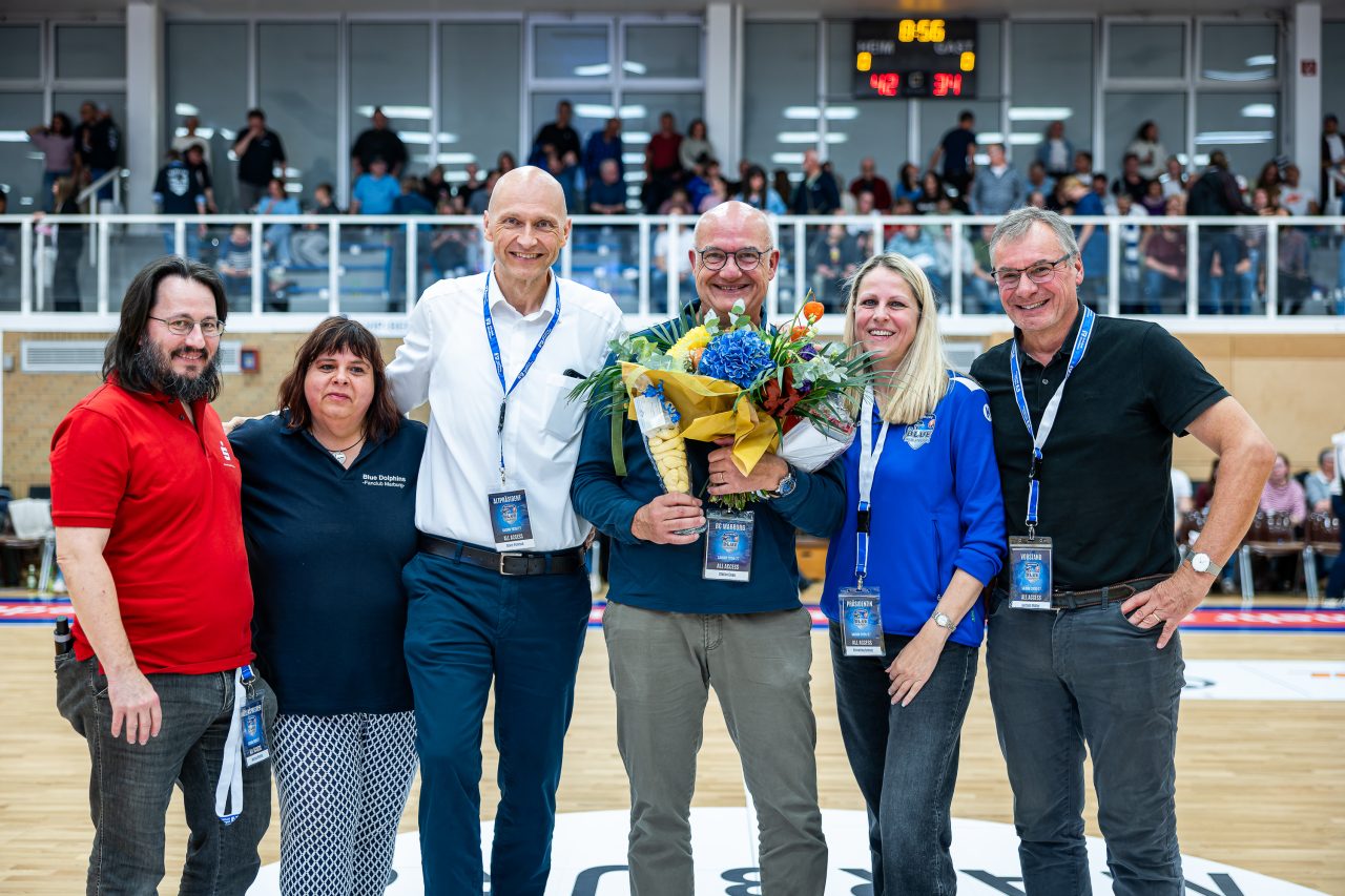 Blue Dolphins verabschieden Teammanager Stefan Gnau